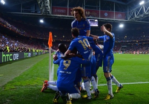 chelsea players celebrate Ivanovic goal