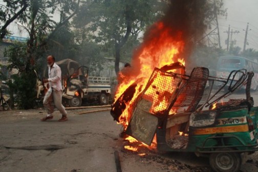 Bangladesh: Tricycles burn as police clash with muslim fanatics