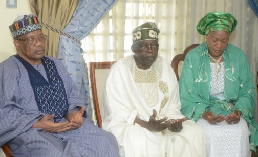Ex-Nigerian Head of State, Ibrahim Babangida on a condolence visit to Asiwaju Ahmed Bola Tinubu  and his family on the death of his mother, Abibat Mogaji. IBB and the Tinubus in prayers