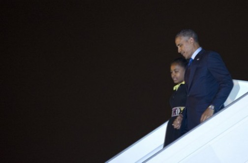 Obama in Senegal. Here with daughter Sasha disembarks from Air  Force One