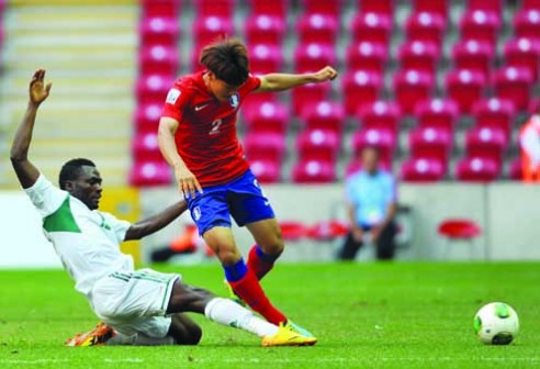 GRITTY...Nigerias midfielder Ovbokha Agboyi (left) vies with Korea Republics defender Sim Sangmin during a group stage match at the FIFA U-20 World Cup at the TT Arena stadium in Istanbul on 27 June, 2013. AFP PHOTO