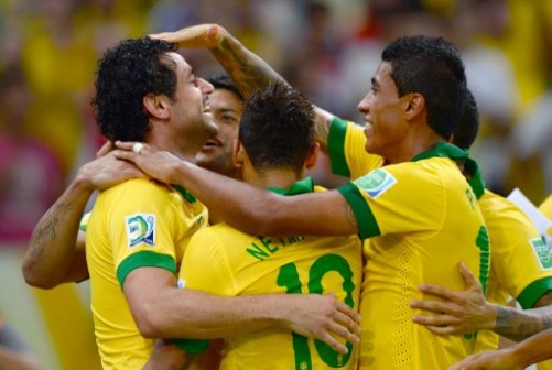 Brazil's forward Fred (L) celebrates with teammates after scoring against Spain during their FIFA Confederations Cup Brazil 2013 final football match, at the Maracana Stadium in Rio de Janeiro on June 30, 2013.    AFP PHOTO / 