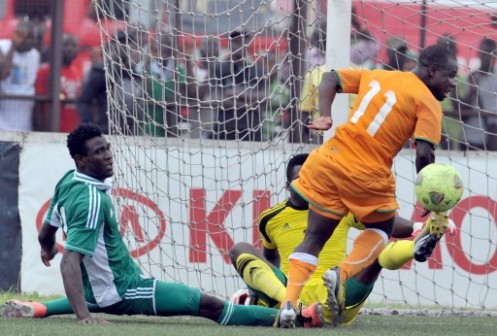 Ivory Coast'S forward Koelly Kevin Zougoula (R) vies for the ball with Nigeria's goalkeeper Chigozie Agbim (C) and Solomon Kwambe (L) 