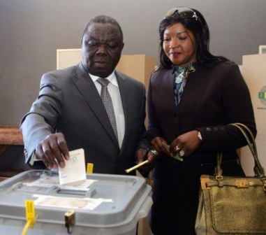 Morgan Tsvangirai (L), flanked by his wife Elizabeth, casts his ballot in Harare