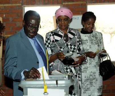 Zimbabwe President Robert Mugabe (L), his his wife Grace and daughter Bona