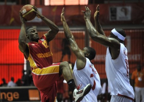 Mozambique's Octavio (L) fights for the ball with Cameroon players on August 26, 2013 during an African Basketball Championship tournment match at the Palais des Sports arena in Abidjan.