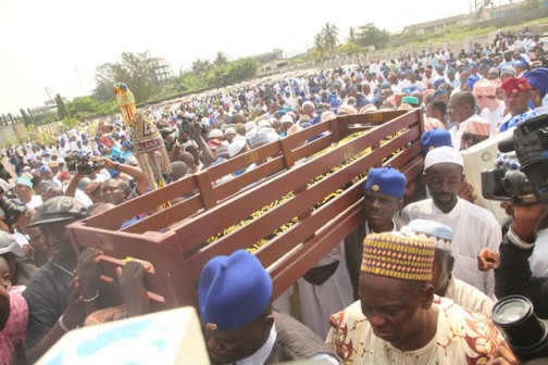 Pall bearers carrying Pa Fashola's body to the burial ground