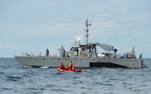 A Philippine Navy patrol boat, along with volunteers, scours the seas as they search for survivors on August 17, 2013 after the ferry St. Thomas Aquinas collided with a cargo ship the night before off the town of Talisay near the Philippines' second largest city of Cebu. AFP