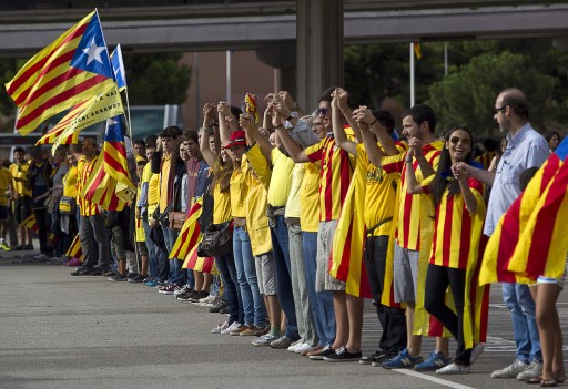 Catalans form long human chain