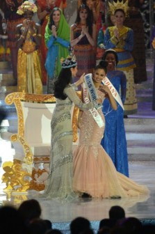 New Miss World, Megan Young (C) from the Philippines is congratulated by outgoing Miss World Yu Wenxia (L) after winning the crown,while 2nd runner up Carranzar Naa Okailey (R), from Ghana, looks on. AFP photo
