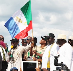 Governor oshiomhole handing over the APC flag to O’tega the candidate for Delta central senatorial candidate