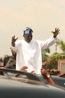 Tinubu acknowledges  cheers from APC supporters