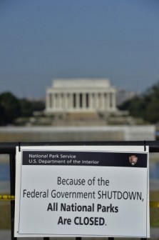 A closure sign is seen at the World War II Memorial monument(with the Lincoln memorial in the distance) in Washington, DC, on October 1, 2013. AFP