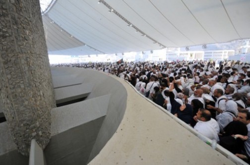 another scene at the pebble throwing ceremony