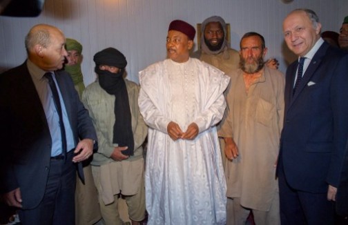(L-R) French Defence minister Jean-Yves Le Drian, French former hostages Pierre Legrand and Marc Feret, Niger's President Mahamadou Issouffou, French former hostages Thierry Dol and Daniel Larribe and French Foreign Affairs minister Laurent Fabius at Niamey's airport on October 29, 2013