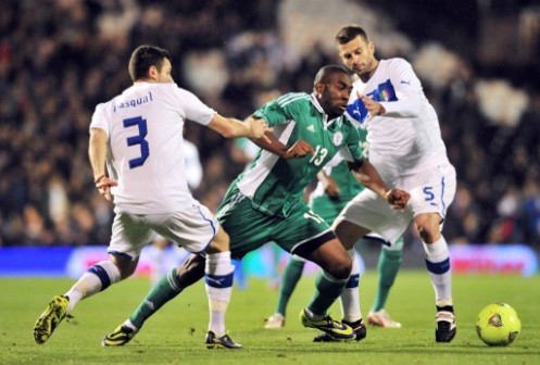 Nigeria's striker Bright Dike (C) is challenged by Italy's defender Manuel Pasqual (L) during the International friendly football match in London. AFP photo