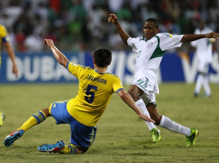 •Musa Yahaya of Nigeria (right) fights for the ball with Johan Ramhorn of Sweden during their FIFA U-17 World Cup UAE 2013 semi-final match in Dubai on 5 November, 2013. Nigeria won 3-0 to meet Mexico in Friday’s final. AFP PHOTO.