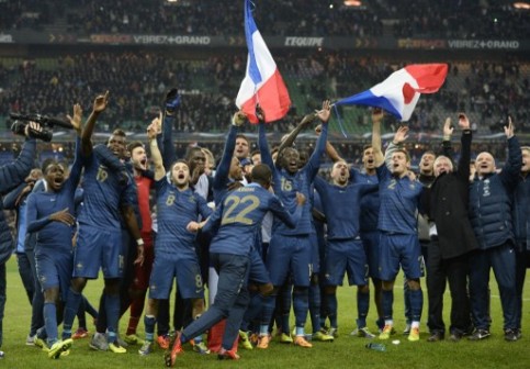 French players celebrate at the end of the FIFA World Cup 2014 qualifying football match France  vs Ukraine, on November 19, 2013 at the Stade de France in Saint-Denis, outside Paris. 