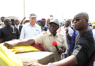 Oshiomhole unfurling the foundation stone for the mall