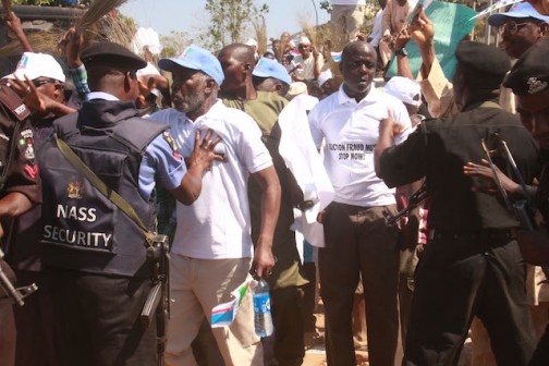 Policemen preventing the protesters in getting through to the INEC gate (2)