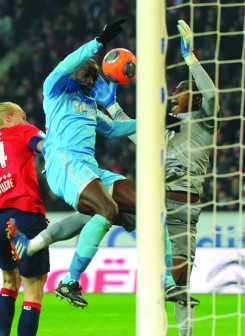 Marseille's Senegalese defender Souleymane Diawara (L) vies with Lille's Nigerian goalkeeper Vincent Enyeama during their French L1 football match Lille vs Marseille on December 3, 2013 at the  Pierre-Mauroy Stadium in Villeneuve-d'Ascq northern france.        AFP PHOTO PHILIPPE HUGUEN