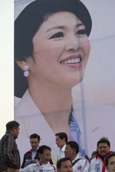 giant portrait of Thai Prime Minister Yingluck Shinawatra: protesters want to capture her alive