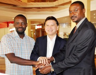 Kirsan Ilyumzhinov, middle, with Nigerian Chess officials