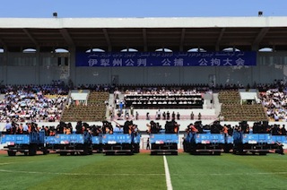 Security forces standing behind the accused wearing orange vests on trucks during a mass sentencing in Ili prefecture, northwest China's Xinjiang region. Photo: AFP