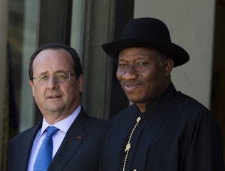 French President Francois Hollande (L) poses with Nigeria's President Goodluck Jonathan (R), during an African security summit to discuss the Boko Haram threat to regional stability