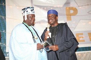 Oba Munirudeen Adeposi Bashorun (Left) receiving his award from Olorogun Sunny Kuku