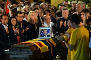 The coffin (C) of late Brazilian socialist presidential candidate Eduardo Campos arrives at the Palacio do Campo das Princesas