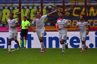 Albin Ekdal (2ndL) celebrates after scoring against Inter Milan