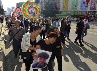 Protesting parents and family members of the six children killed in an accident and stampede at the Mingtong Primary School in Kunming