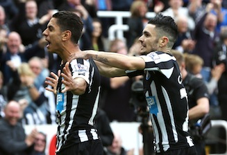 Newcastle United's Spanish striker Ayoze Perez (L) celebrates scoring the opening goal 