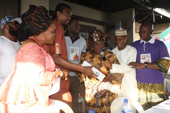 Large Heart: Kanu Nwankwo and Desmond Elliot (C) present gifts to widows