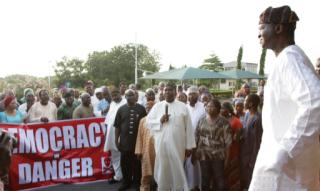 Lagos State Governor, Babatunde Fashola receives the protesters