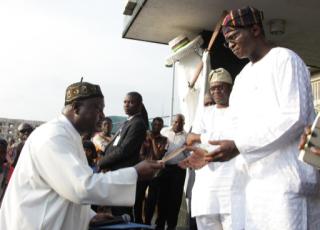 Ikuforiji presenting a protest letter to Governor Fashola for tansmission to President Jonathan