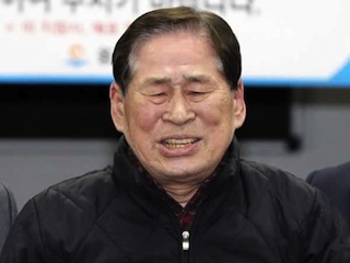 Kim Han-Sik, CEO of Chonghaejin Marine Co. cries as he apologizes to families of the victim and the country