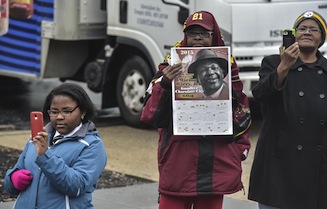People watch the funeral procession of former Washington mayor Marion Barry as it makes its way through Washington to the Temple of Praise on December 5, 2014 Photo: AFP/Nicholas KAMM