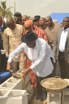 Governor Rotimi Amaechi laying the foundation stone for Akpor kingdom Traditional Council as HRM Eze Orlu Oriebe, others look on
