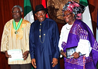 L-R: President Goodluck Jonathan, 2014 NNOM Award winner, Prof. Niyi Osundare and his wife