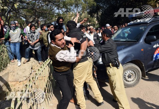 Pakistan police arrest protester
