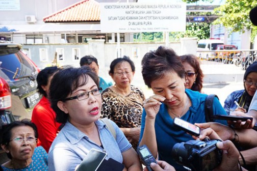 Relatives and friends of Ang Kiem Soei, a Dutch national and one of the drug convicts to be executed Sunday at Nusakambangan prison are denied entry to the facility Friday. Photo credit: Jakarta Post