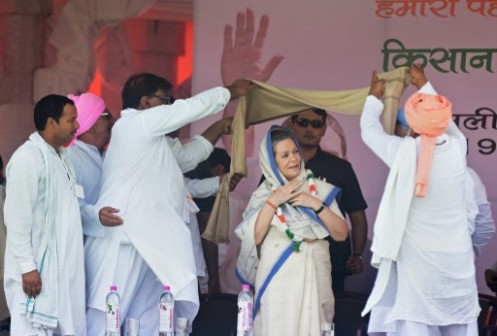 Indian Congress president Sonia Gandhi (C) receives shawls from farmers during a rally in New Delhi on April 19, 2015. Prime Minister Narendra Modi denied April 19, 2015, his government has ignored the poor since storming to power as thousands of struggling farmers protested in the Indian capital against his overhaul of land-buying laws.AFP Photo