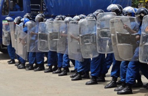 Burundi police form a blockade downtown Bujumbura