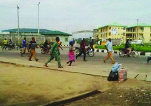 •Passers-by fleeing from bank robbery scene in Ikorodu this morning