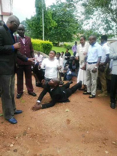 Ekiti State civil servants who arrived late to work begging Governor Ayo Fayose  during his unscheduled  visit to the state secretariat