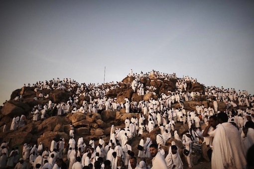 Muslim pilgrims gather on Mount Arafat near Mecca as they perform one of the Hajj rituals on October 3, 2014 (AFP Photo/Mohammed al-Shaikh)