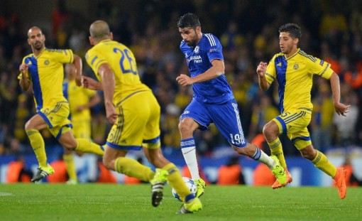 Maccabi Tel Aviv’s Gal Alberman (L), Tal Ben-Haim I (2L) and Dor Micha (R) chase Chelsea’s Diego Costa during the UEFA Champions League Group G football match at Stamford Bridge in London on September 16, 2015 (AFP Photo/Glyn Kirk)