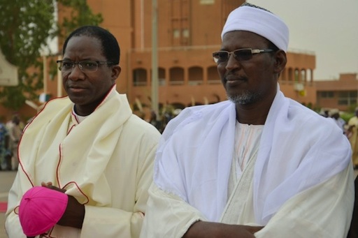 Bishop Laurent Lompo (L) and the imam of Niamey's great mosque Jabirou Ismael, pictured on April 3, 2015 in Niamey ©Boureima Hama (AFP/File)